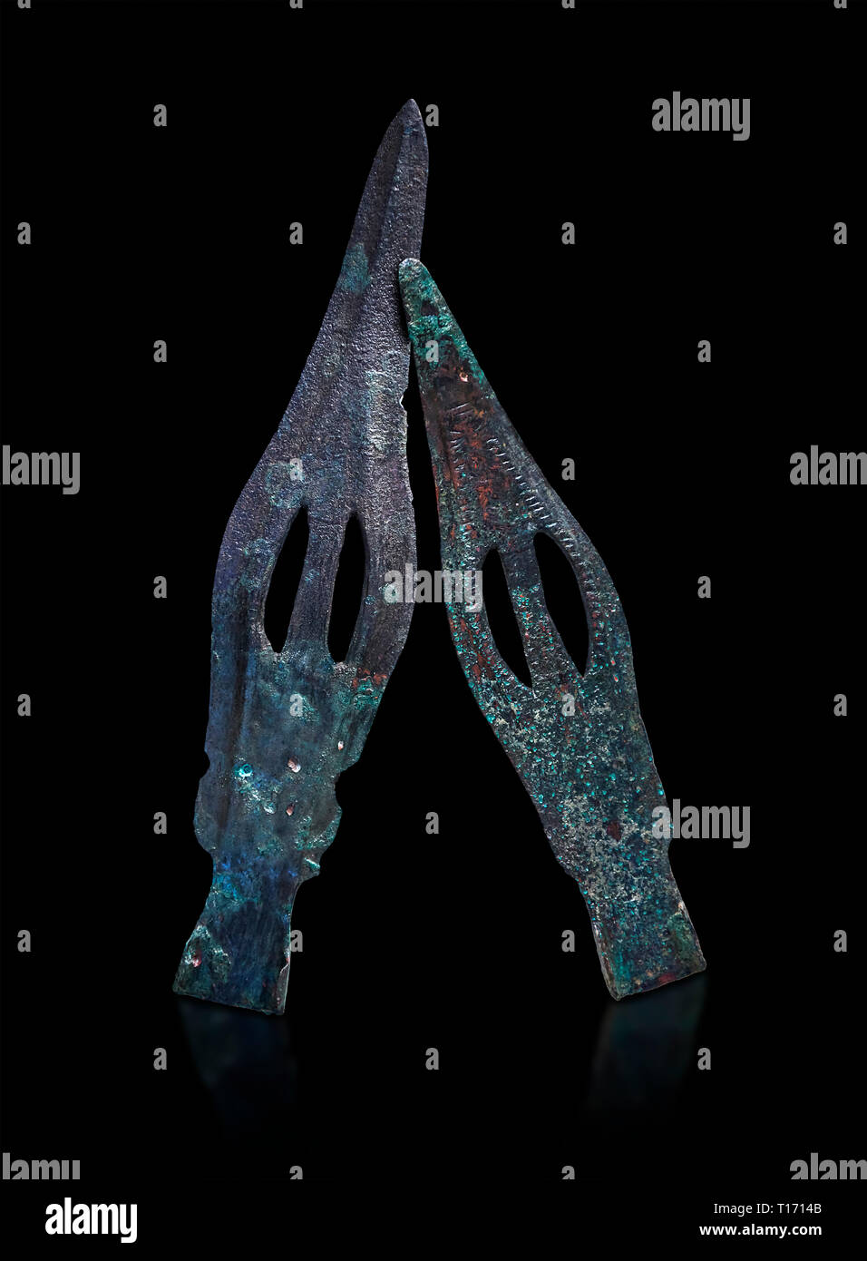 Hethiter bronze Speerspitzen. Hethiter Zeitraum 1650 - 1450 v. Chr., Ortakoy Sapinuva. Çorum Archäologische Museum, Corum, Türkei. Vor einem Schwarzen bacground. Stockfoto