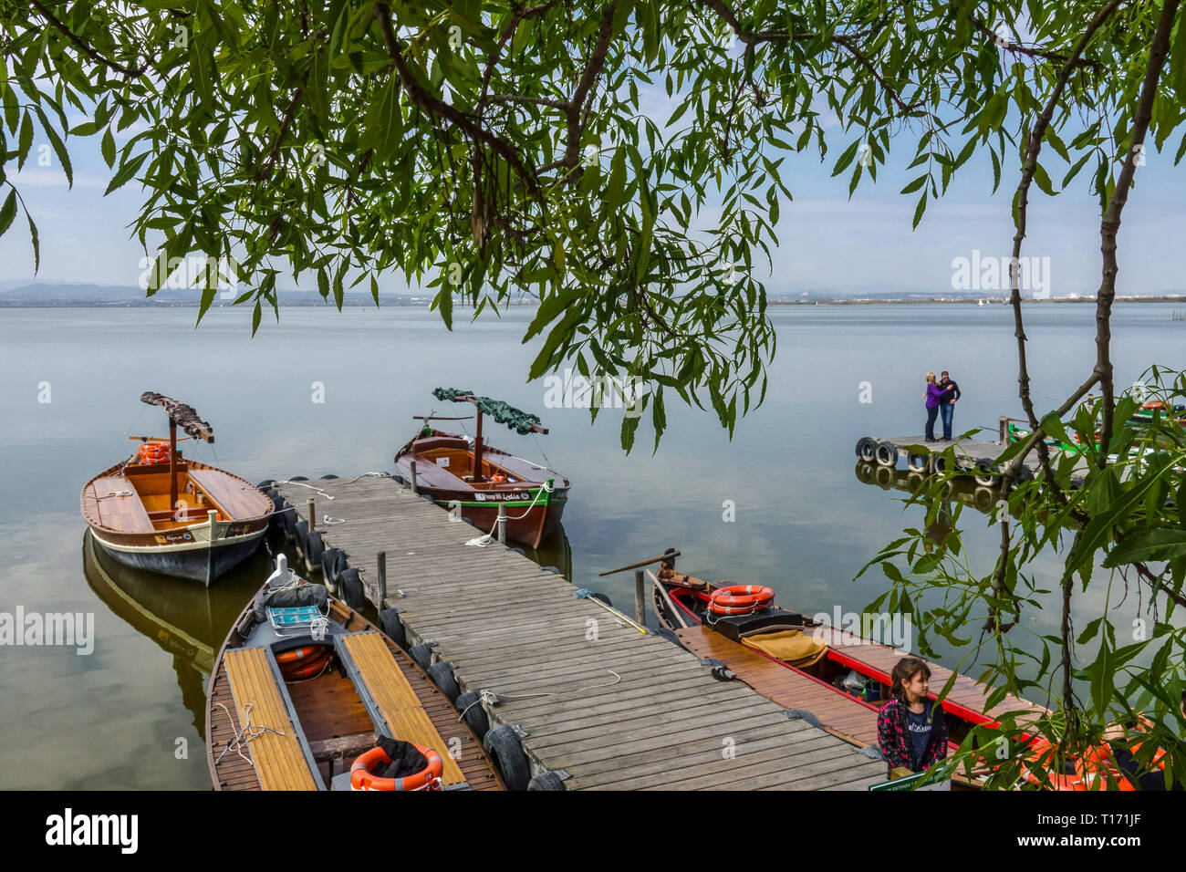Spanien Valencia Albufera, Touristen warten auf einem Pier, Ausflug auf dem See, Albufera Naturpark Valencia Spanien Naturpark Valencia Albufera Paar Stockfoto