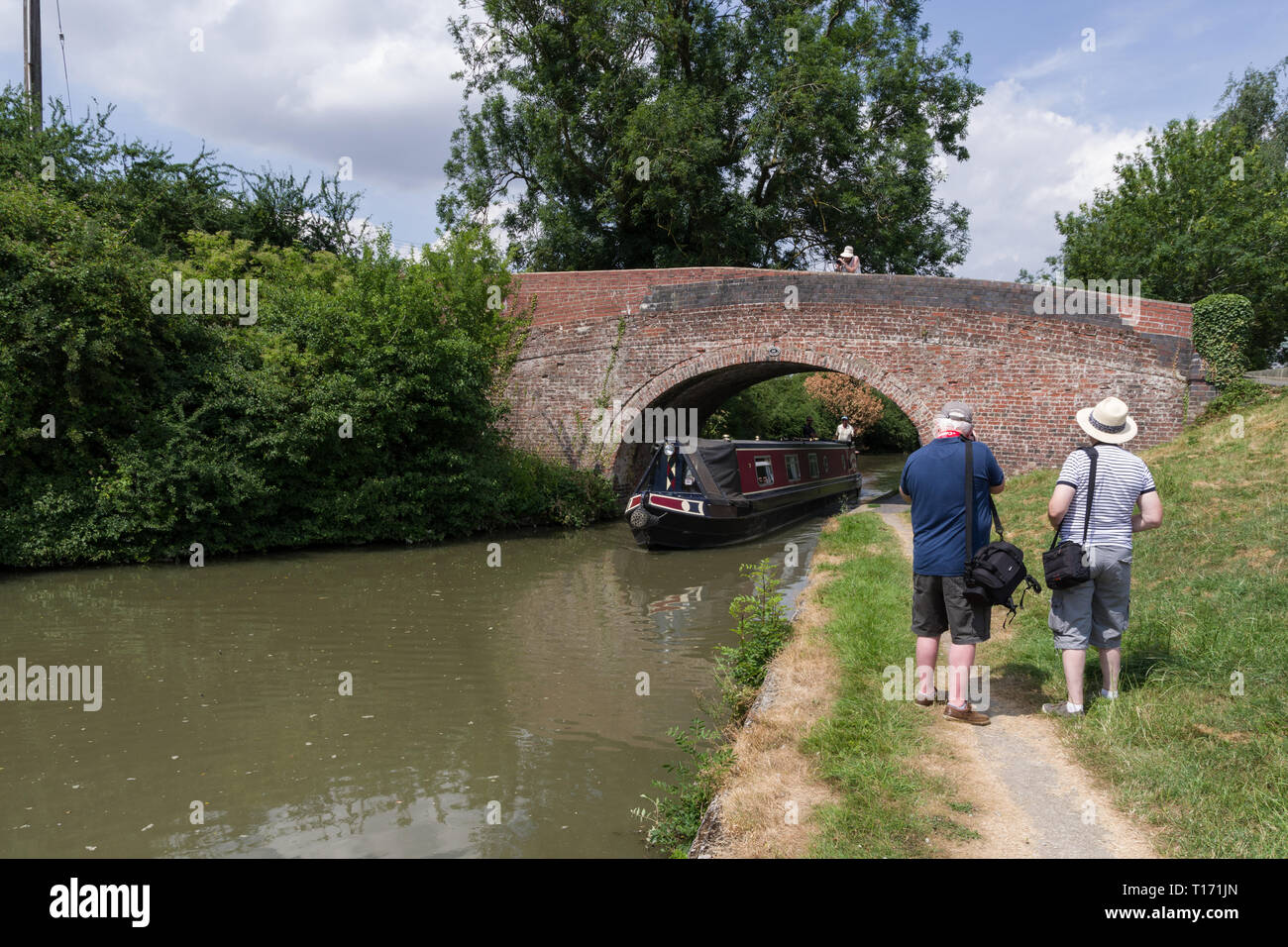 Drei Senioren, Mitglieder der U3A Fotografie Gruppe, Fotos von einer 15-04 am Kanal des Aynho, Northamptonshire, Großbritannien Stockfoto