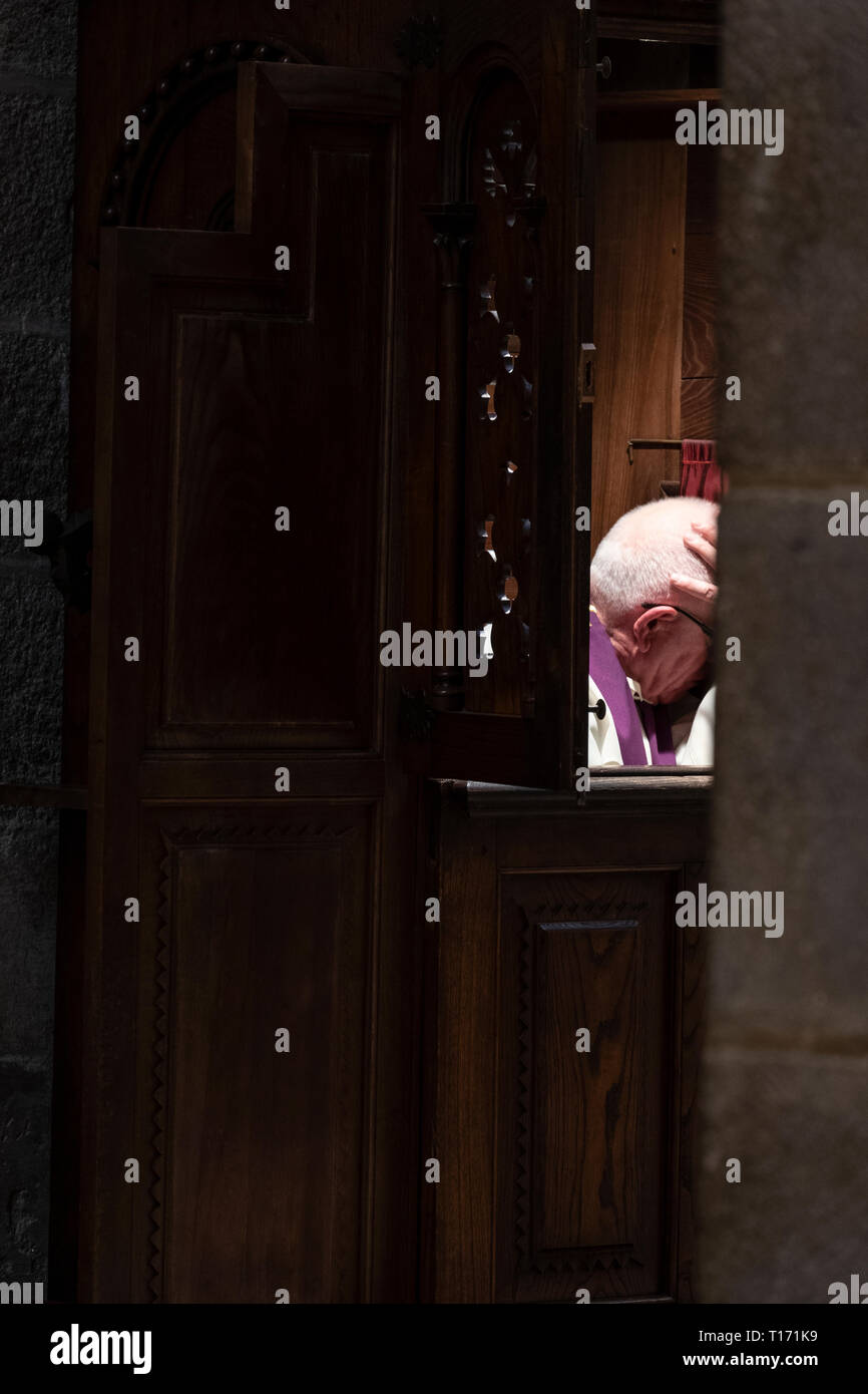 Ein Priester in einem Beichtstuhl stand in der Kathedrale von Santiago de Compostela DER JAKOBSWEG oder CAMINO DE SANTIAGO Galizien Spanien Stockfoto