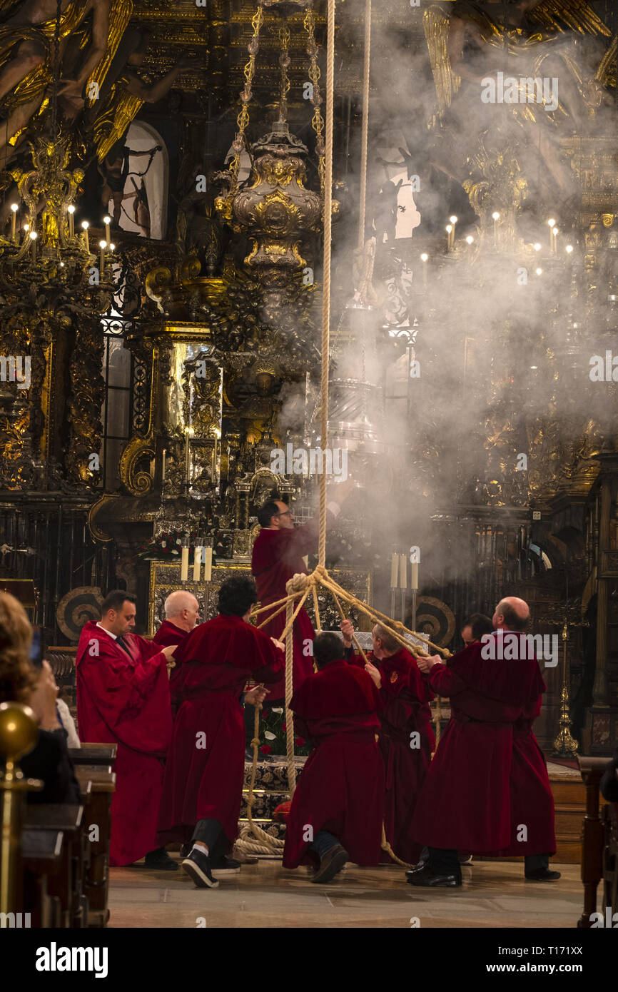 Ritual des Schwingens der "Botafumeiro" in der Kathedrale von Santiago de Compostela Stockfoto
