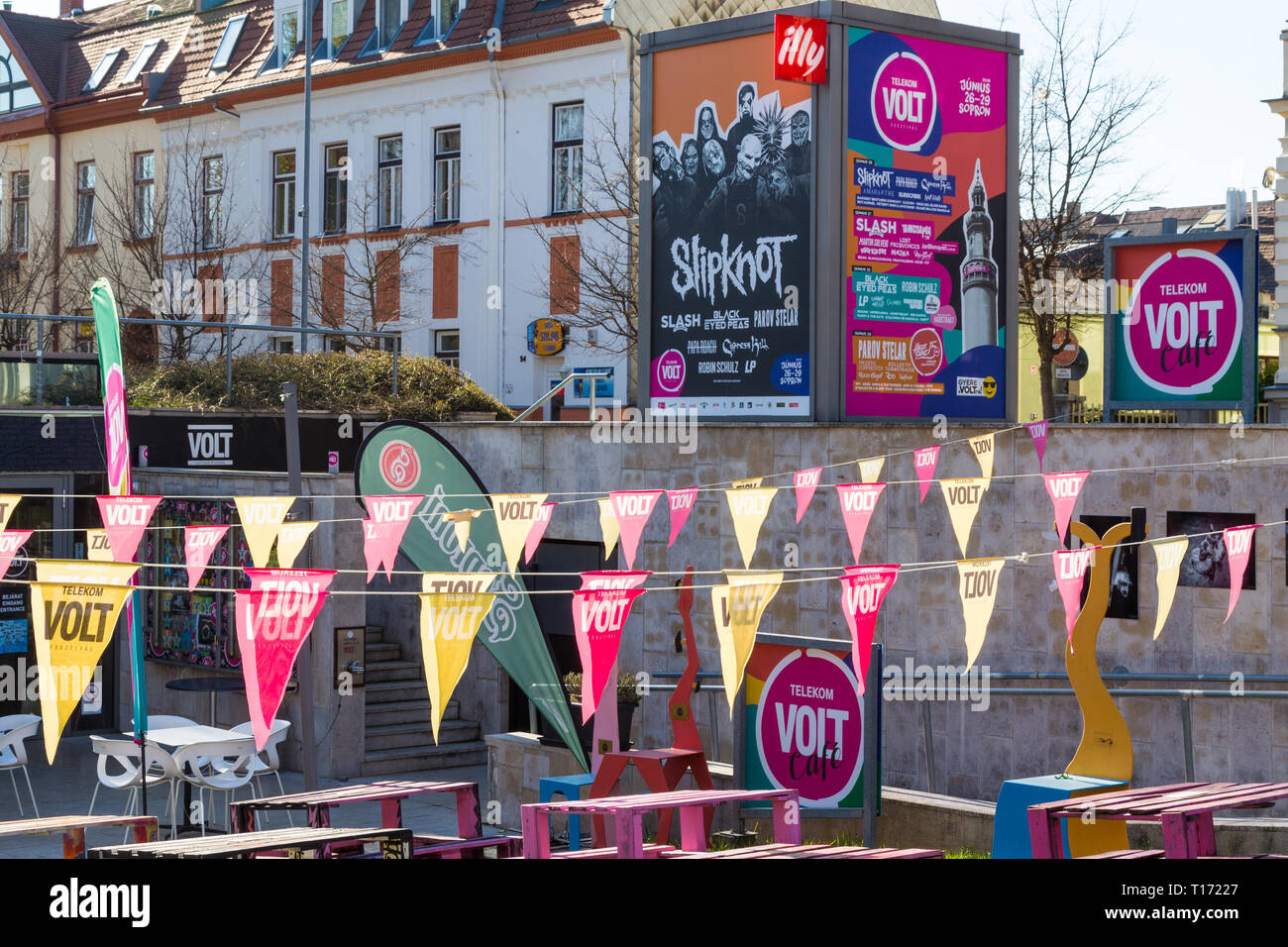 Reklametafeln und kleines Dreieck Fahnen Werbung die 2019 VOLT Festival am V-Café in Sopron, Ungarn Stockfoto