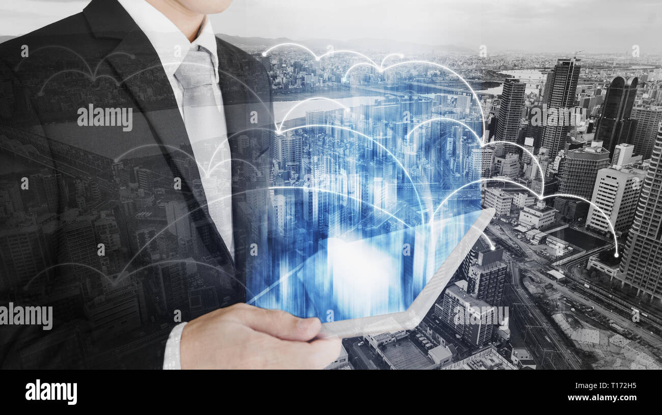 Smart, Smart Business, Internet 5G und Netzwerkverbindung. Geschäftsmanns, der auf digitalen Tablet mit futuristischen Netzwerktechnologie Stockfoto