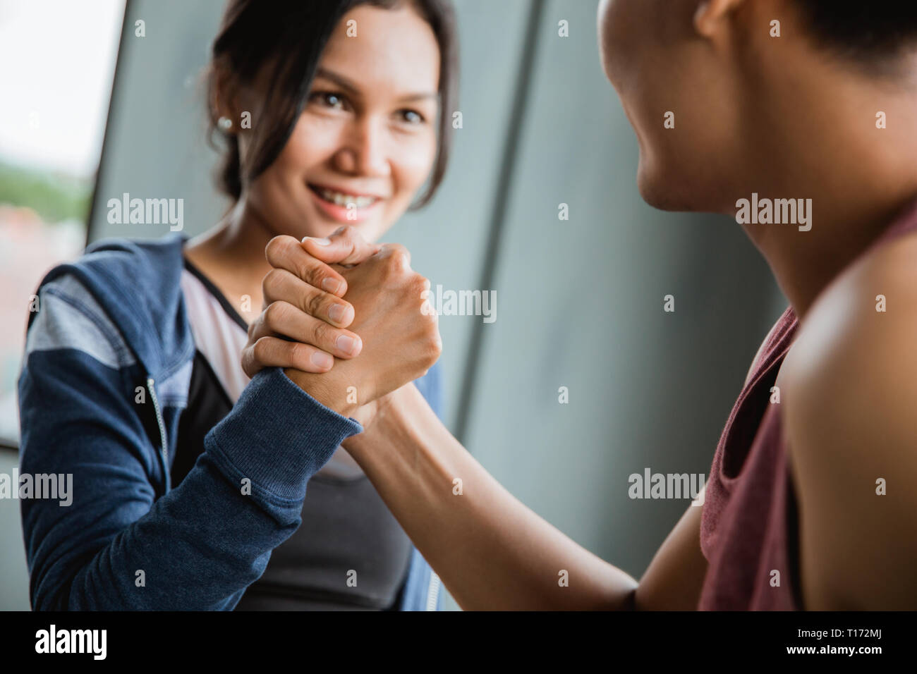 Geste der Sport Shake Hand in der Turnhalle Stockfoto