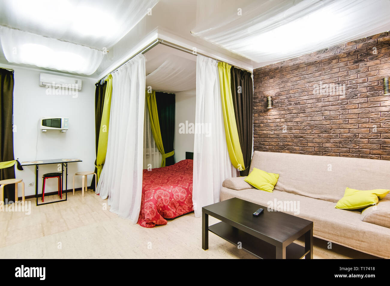 Russland, Nowosibirsk - 12. Dezember 2017: das Innere Zimmer Apartment. Moderne kleine gemütliche Studio Apartment Stockfoto
