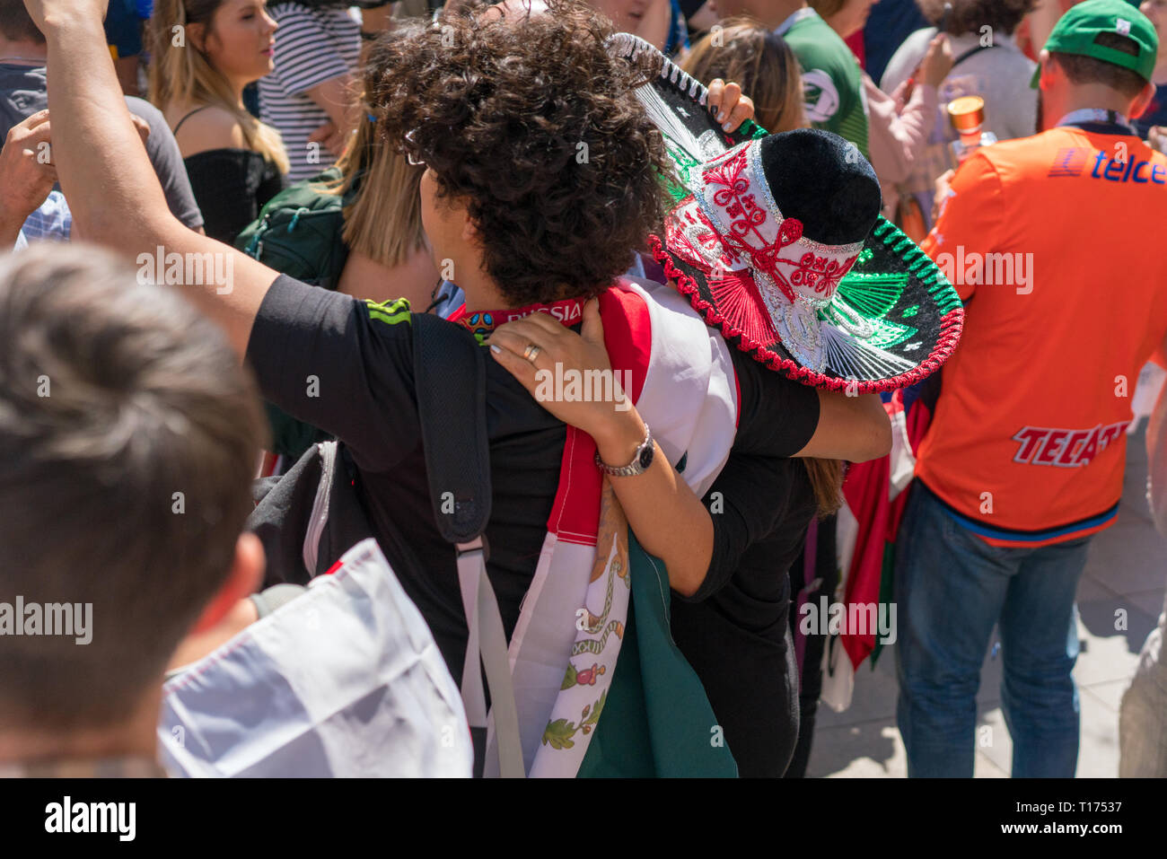 Moskau, Russland - Jun 16 2018: 2018 FIFA World Cup. Fußball-Fans aus dem Ausland zu Fuß durch die Straßen von Moskau, Fußball-WM, Mundial 2018 Stockfoto