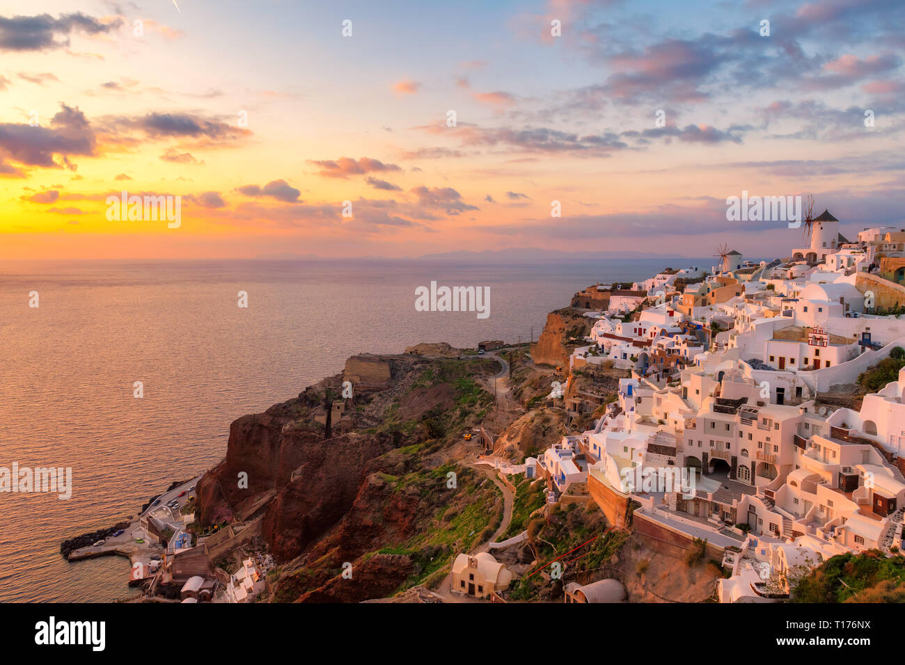 Sonnenuntergang an der traditionellen weißen Häuser im Dorf Oia auf Santorini, Griechenland. Stockfoto