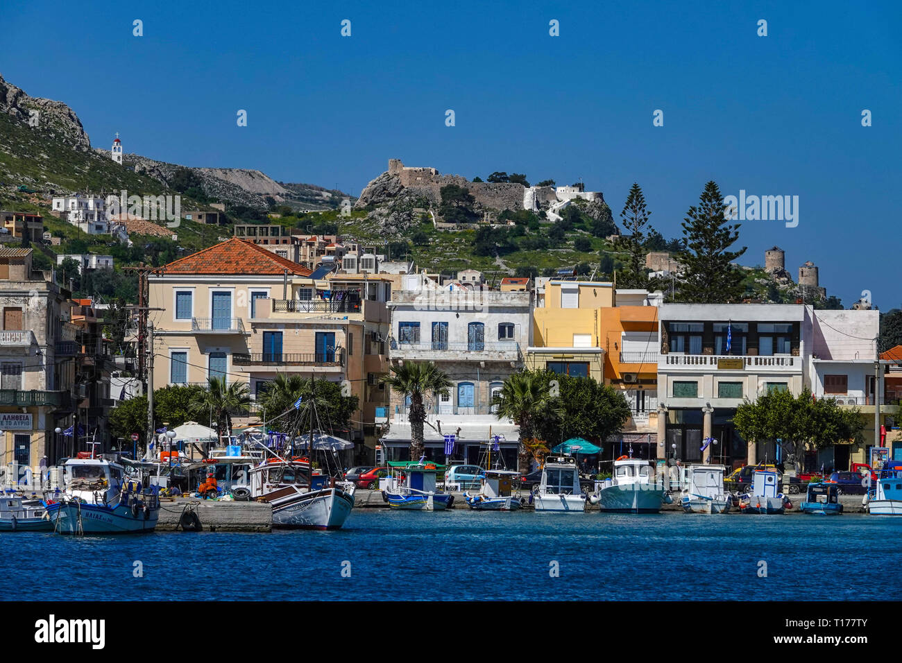 Der Hafen von Pothia, mit seinen italienischen Stil Häuser, Kalymnos, Dodekanes, Griechenland Stockfoto