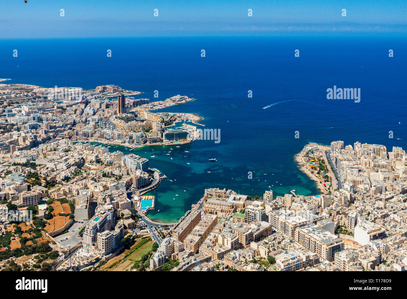 Malta Luftaufnahme. St. Julian's (San Ġiljan) und Tas-Sliema Städte. St. Julian's Bay, Balluta Bucht, Spinola Bay. Städte, Häfen und die Küste von Malta. Stockfoto
