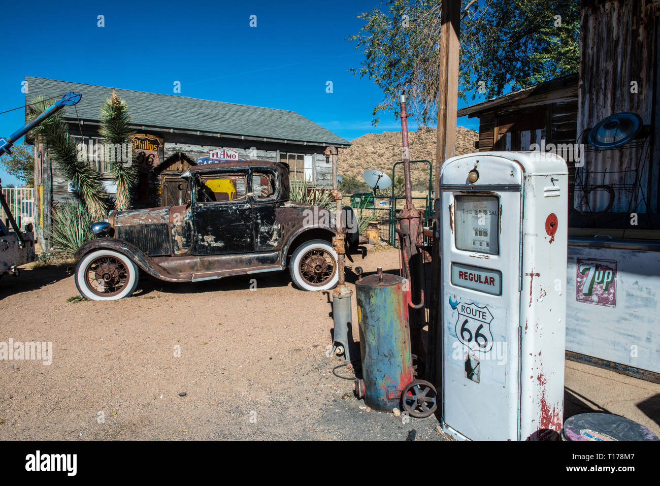 USA, Arizona. historischen gas Pumpe und vintage Ford Auto in Hackberry General Store auf der Route 66 Stockfoto