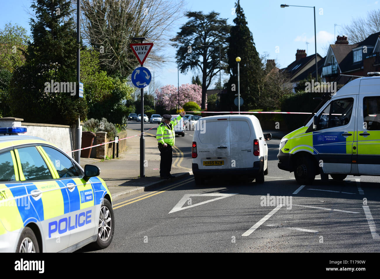 Der Polizei im Marsh Road, Pinner, North-west London nach einem Mann starb nach einem Stechenden Vorfall. Stockfoto