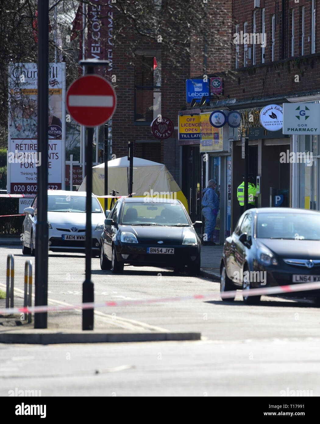 Der Polizei im Marsh Road, Pinner, Northwest London nach einem Mann