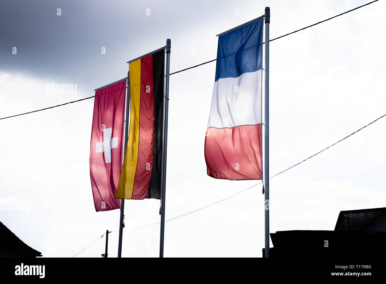 Deutschland Fahne, Schweizer Flagge, französische Fahne in den Wind  (Dreiländereck Stockfotografie - Alamy
