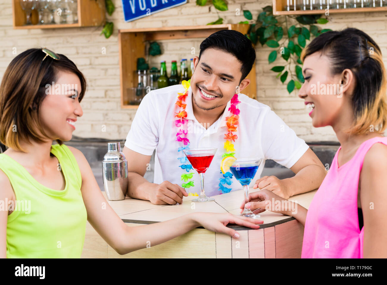 Zwei Frau mit Cocktail in der Bar Stockfoto