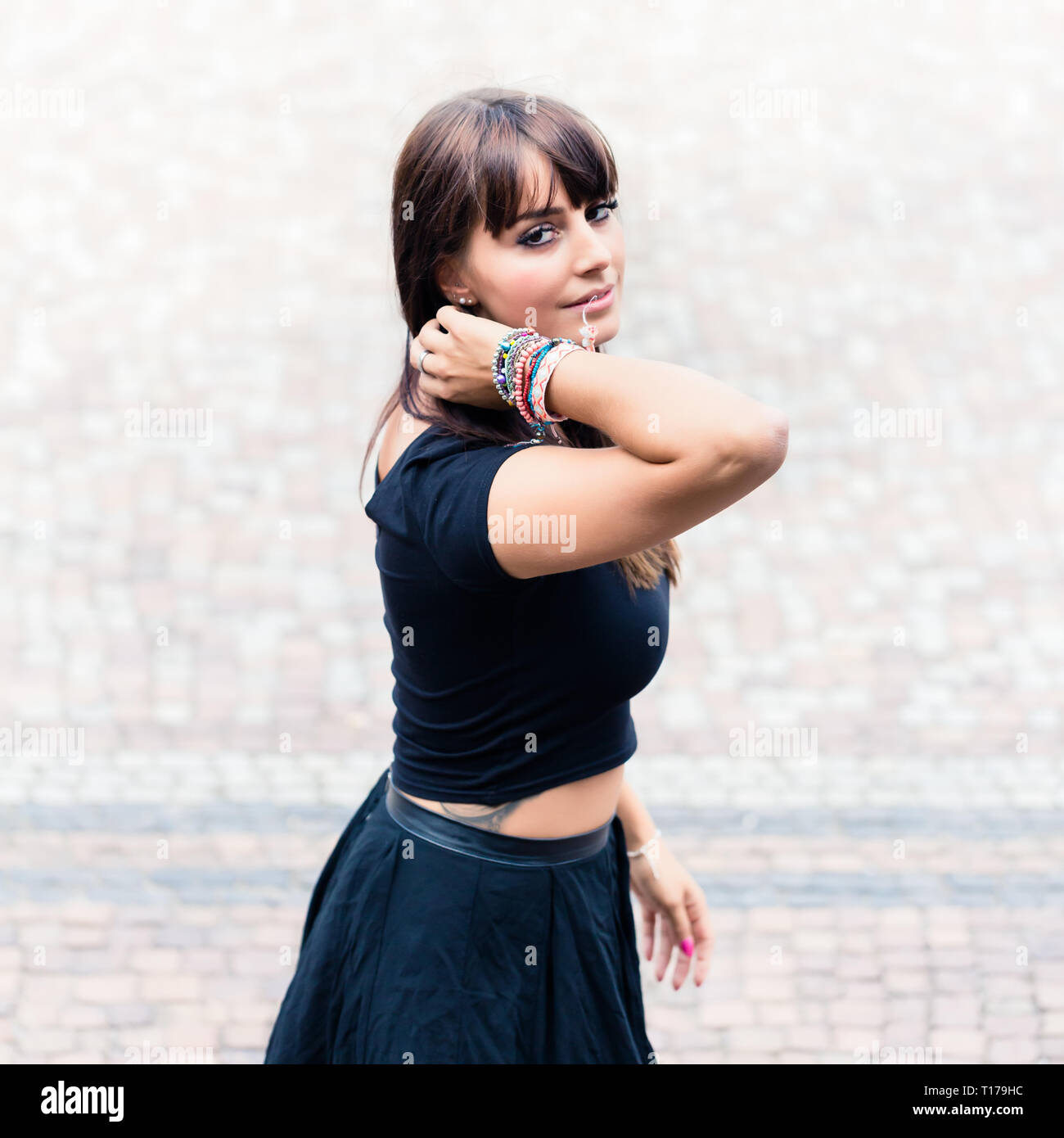 Hübsche, junge Frau mit Armbänder Stockfoto