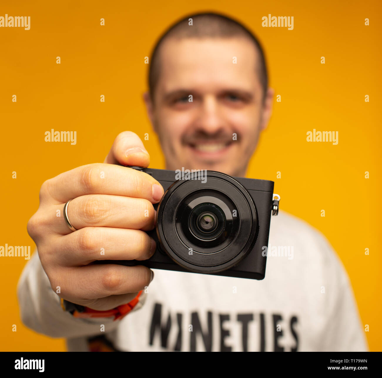 Nahaufnahme der Kamera in der Hand des Menschen Fotograf Stockfoto