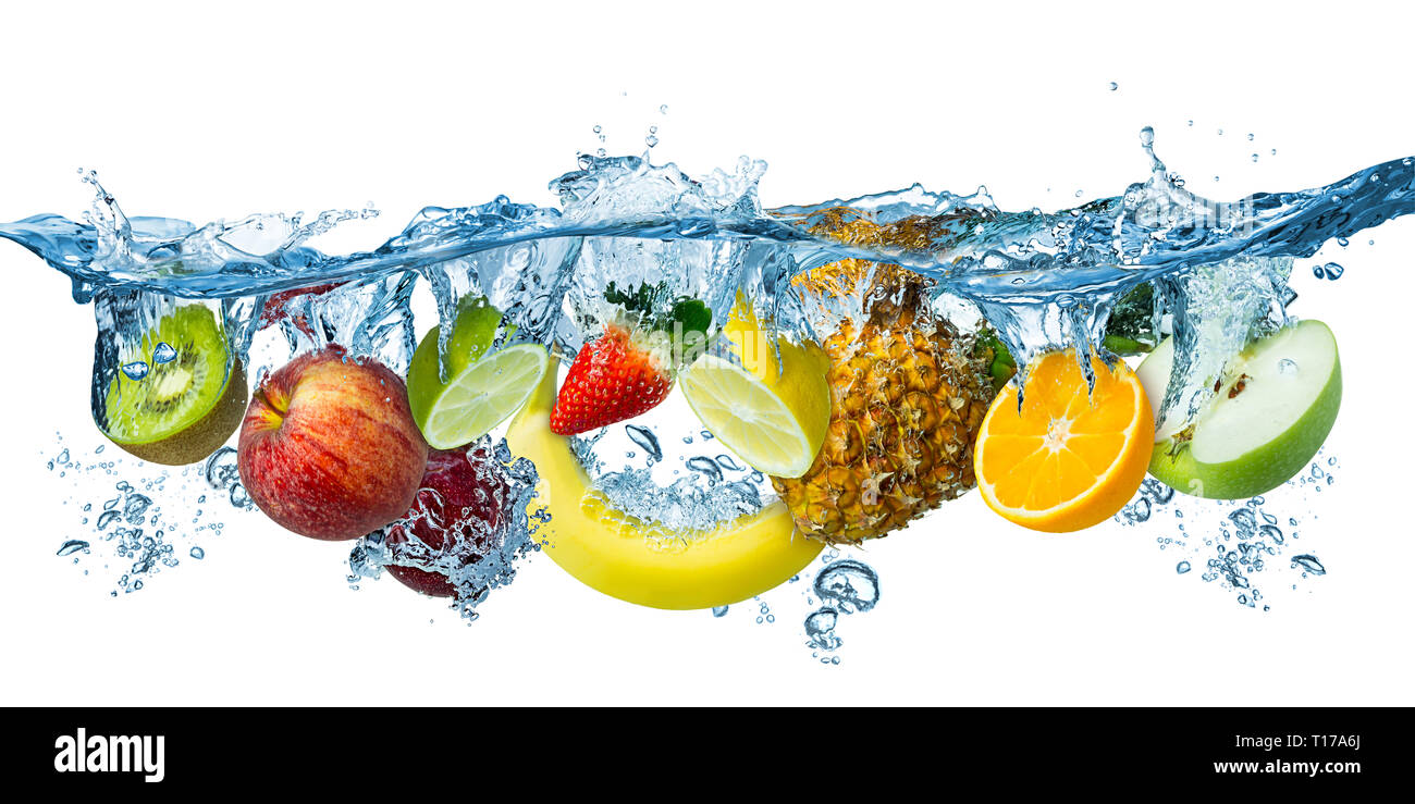 Frische Früchte mit mehreren Spritzen in kristallklares Wasser gesunde Ernährung frische Konzept auf weißem Hintergrund Stockfoto