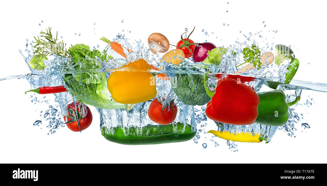 Frisches Gemüse Spritzen in kristallklares Wasser gesunde Ernährung frische Konzept auf weißem Hintergrund Stockfoto