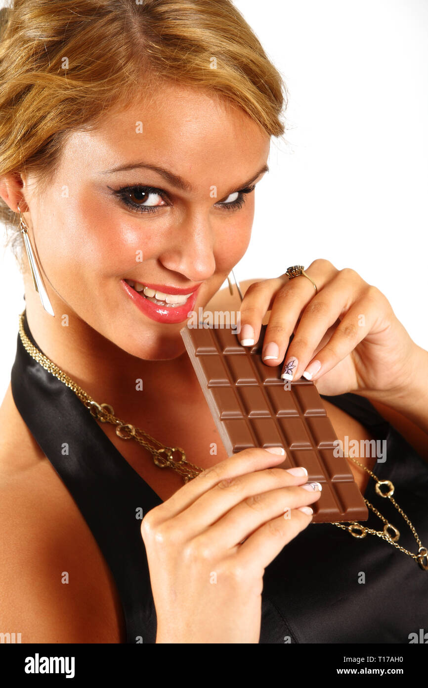 Eine junge Frau freut sich auf eine Tafel Schokolade. Stockfoto