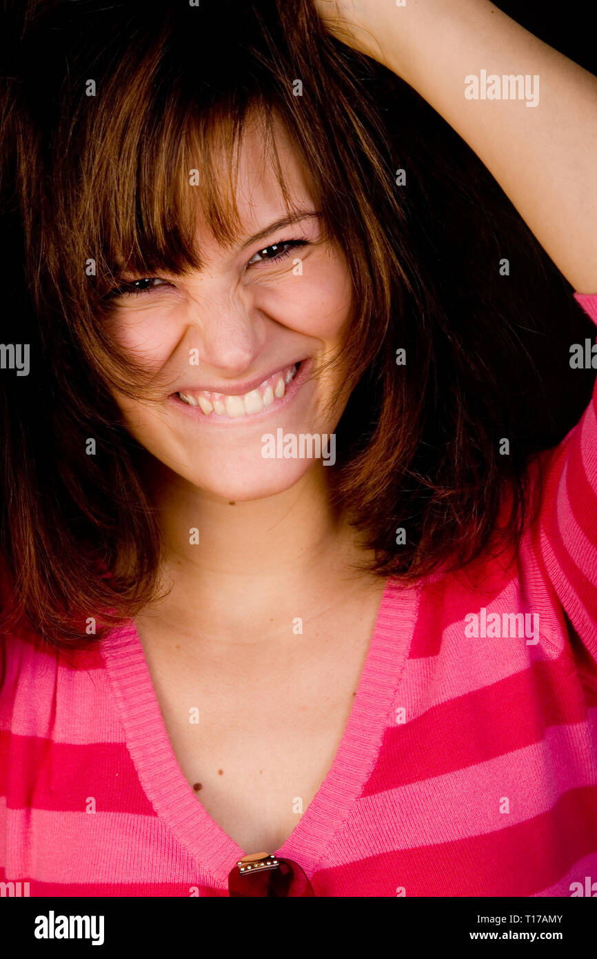 Porträt einer jungen Frau fröhlich in die Kamera lachen Stockfoto