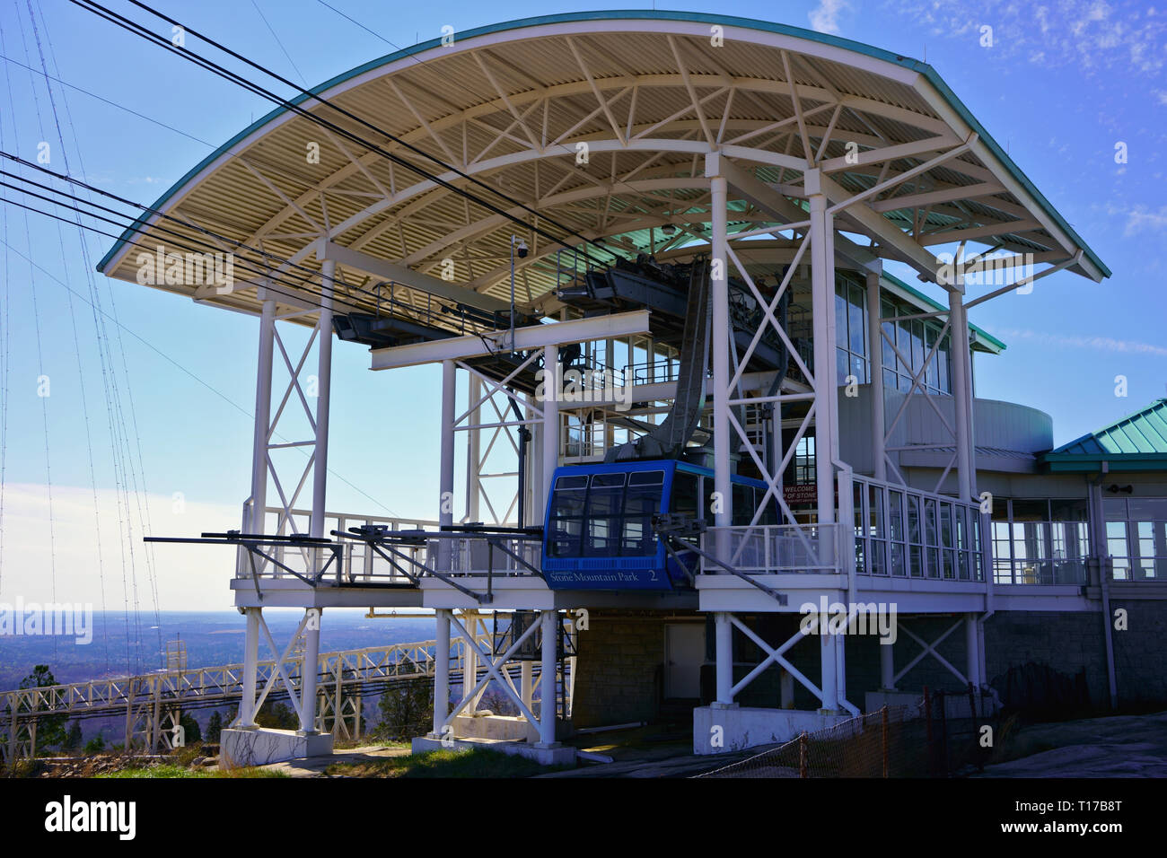 STONE Mountain, Georgia, USA - 19. MÄRZ 2019: Bergstation der Gipfel Skyride. High-speed Schweizer Seilbahn auf der Oberseite von Stone Mountain. Stockfoto