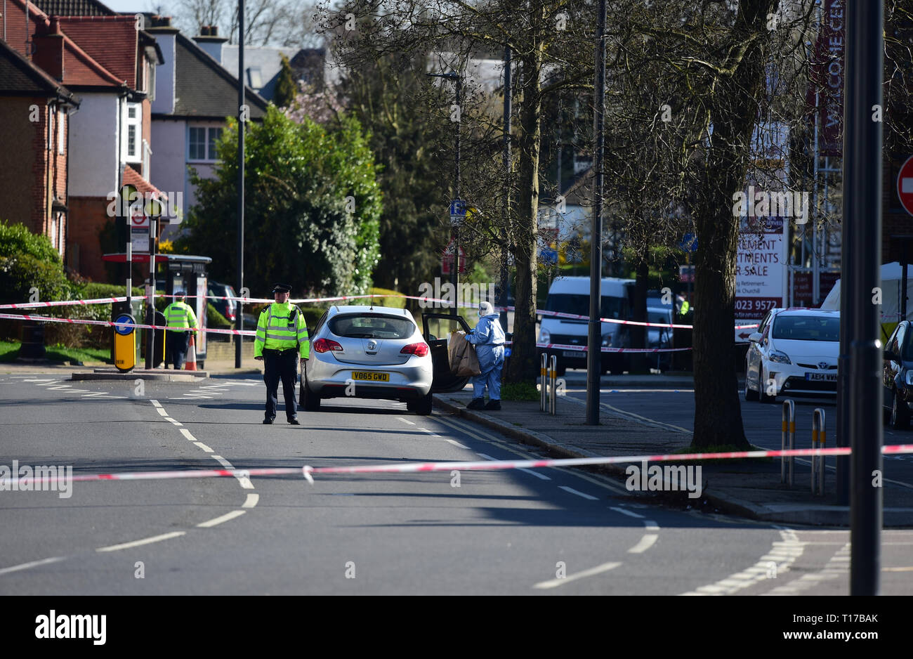 Der Polizei im Marsh Road, Pinner, Northwest London nach einem Mann