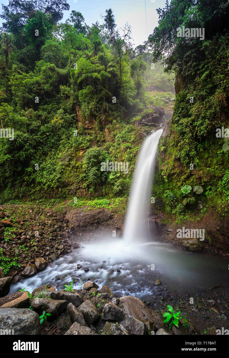 Lange Belichtung Bild von La Paz Wasserfall in Alajuela, Costa Rica Stockfoto