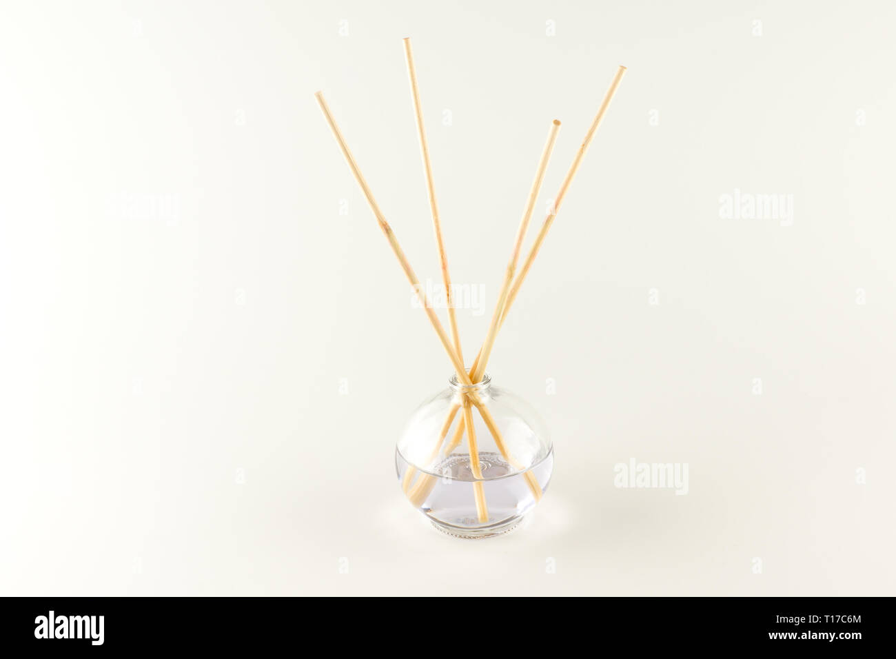 Air Aroma, bestehend aus einem Glas Container- und Holz- Stäbchen Stockfoto