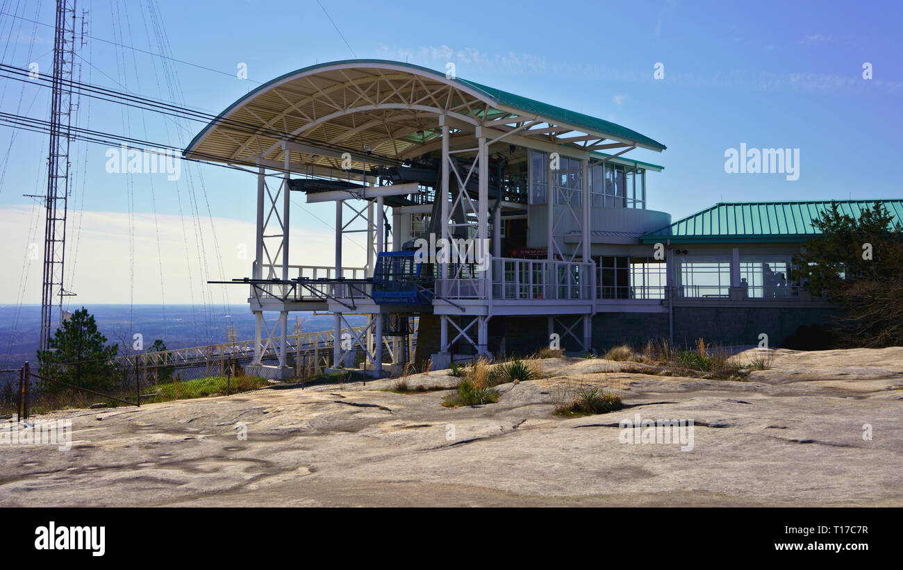 STONE Mountain, Georgia, USA - 19. MÄRZ 2019: Auf der Oberseite von Stone Mountain, Georgia's die meistbesuchte Attraktion. Die Talstation der Seilbahn von Summit Skyride. Stockfoto