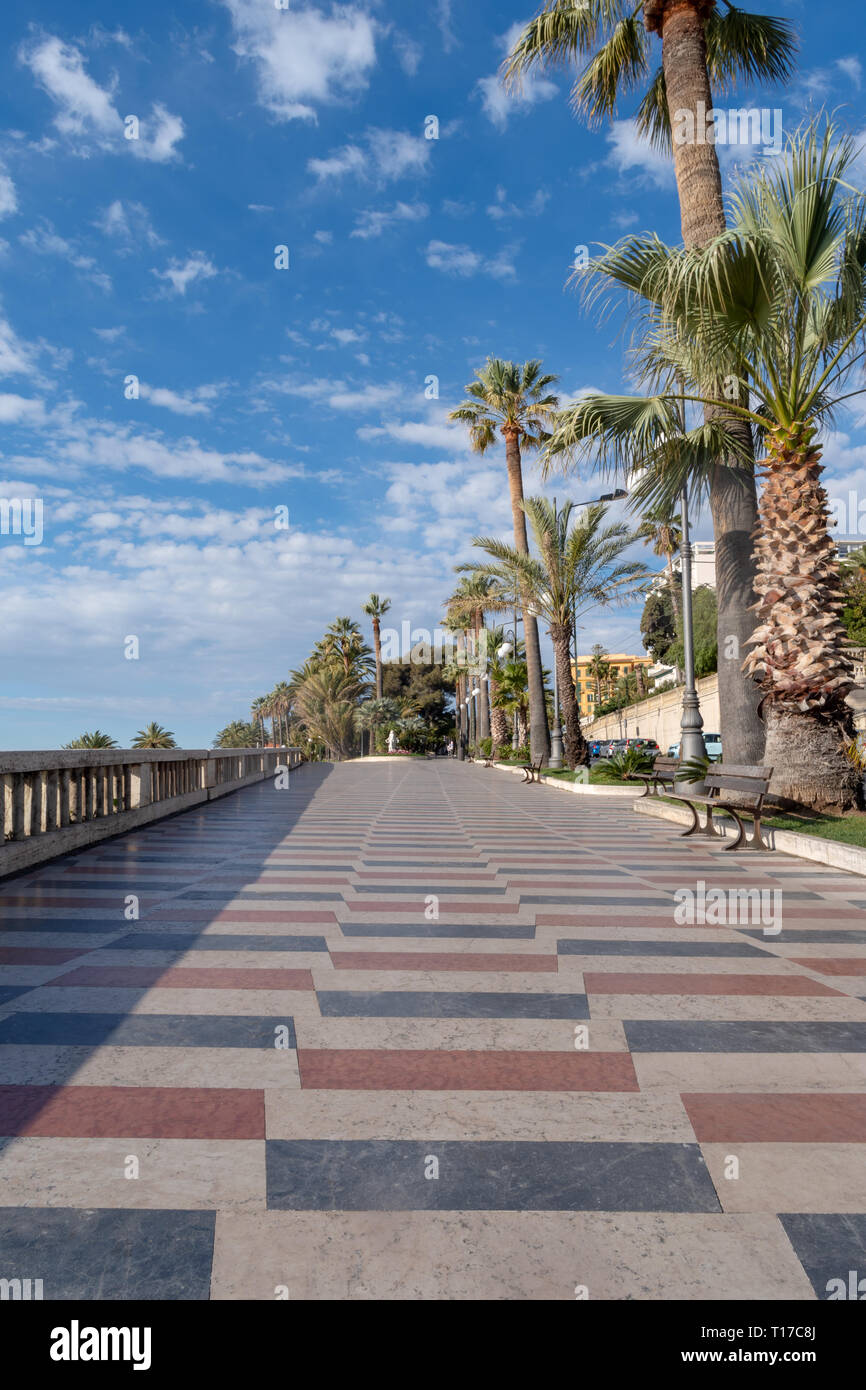Sanremo, Italien. Promenade der Kaiserin (Corso Imperatrice) von Palmen, neben dem Meer Stockfoto
