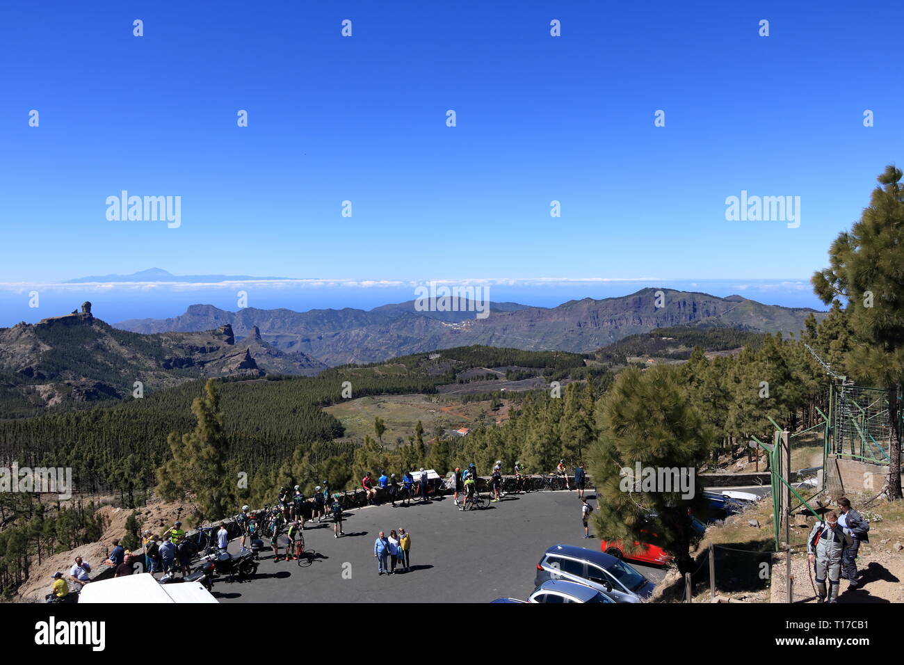 Amegine Blick vom höchsten Gipfel der Insel Gran Canaria Pico de las Nieves zu senken Roque Nublo eine Insel Teneriffa mit Vulkan Teide. Kanarische Inseln, Spai Stockfoto