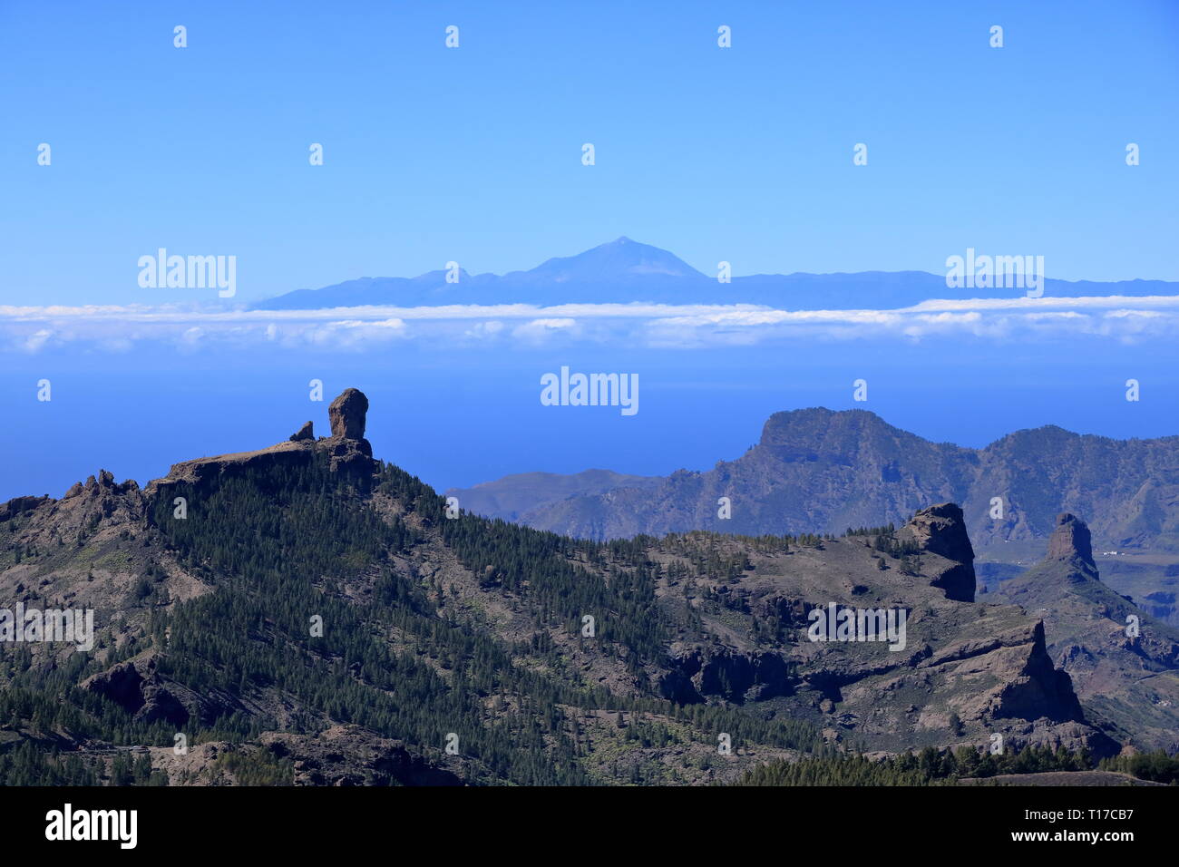 Amegine Blick vom höchsten Gipfel der Insel Gran Canaria Pico de las Nieves zu senken Roque Nublo eine Insel Teneriffa mit Vulkan Teide. Kanarische Inseln, Spai Stockfoto