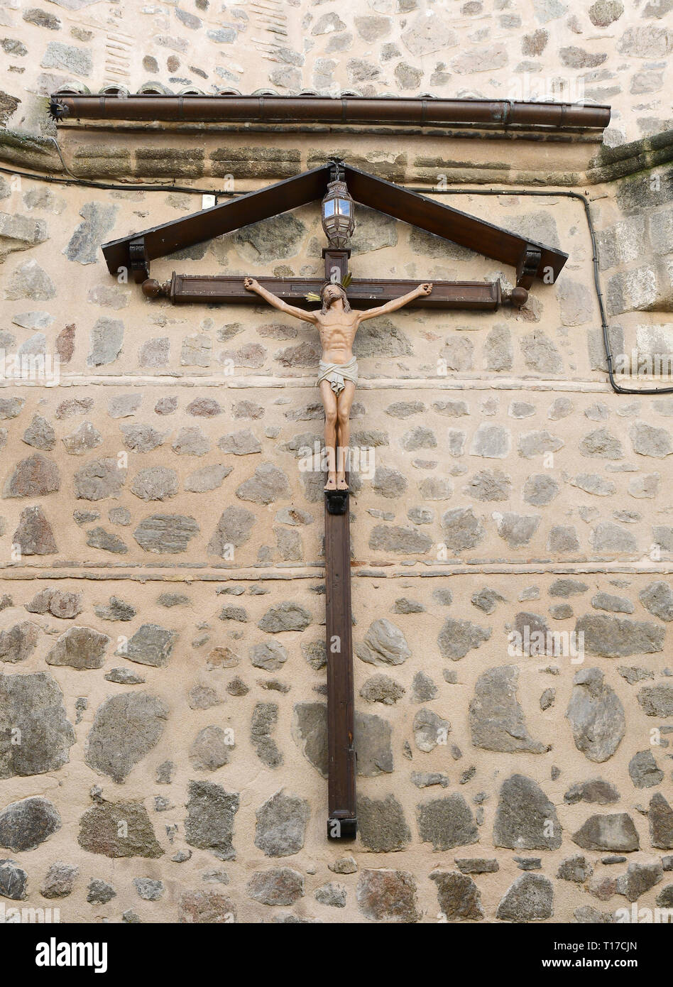 TOLEDO - SPANIEN - Feb 20, 2019: Jesus Christus gekreuzigt wall Statue in einer Straße in Toledo Stockfoto