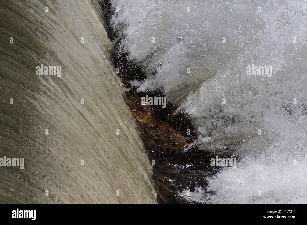 Nahaufnahme von Wasser von einem Wasserfall heftig Spritzen aus Felsen in einem North Georgia River. Stockfoto