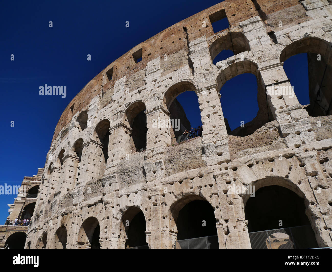 Das Kolosseum in Rom, Italien, mit Löchern in der Travertin Bausteine,  verwendet zu verankern, ein Marmorbad und strukturelle Versteifungen  Stockfotografie - Alamy
