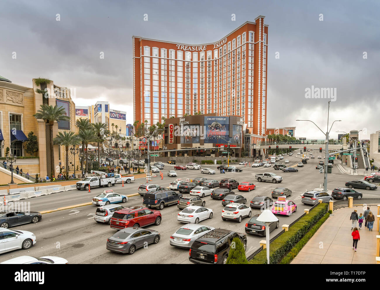 LAS VEGAS, Nevada, USA - Februar 2019: Verkehr an einer Kreuzung am Las Vegas Boulevard, die auch als Strip bekannt ist. Stockfoto