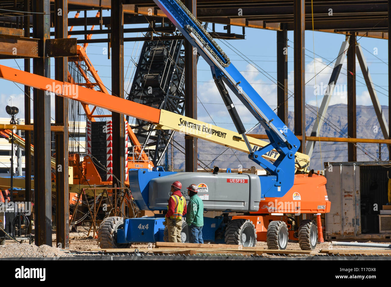 LAS VEGAS, Nevada, USA - Februar 2019: Ein "Cherry Picker ' Hydraulische Hebebühne verwendet werden oben in Stahl Arbeiten auf der Baustelle zu erreichen. Stockfoto