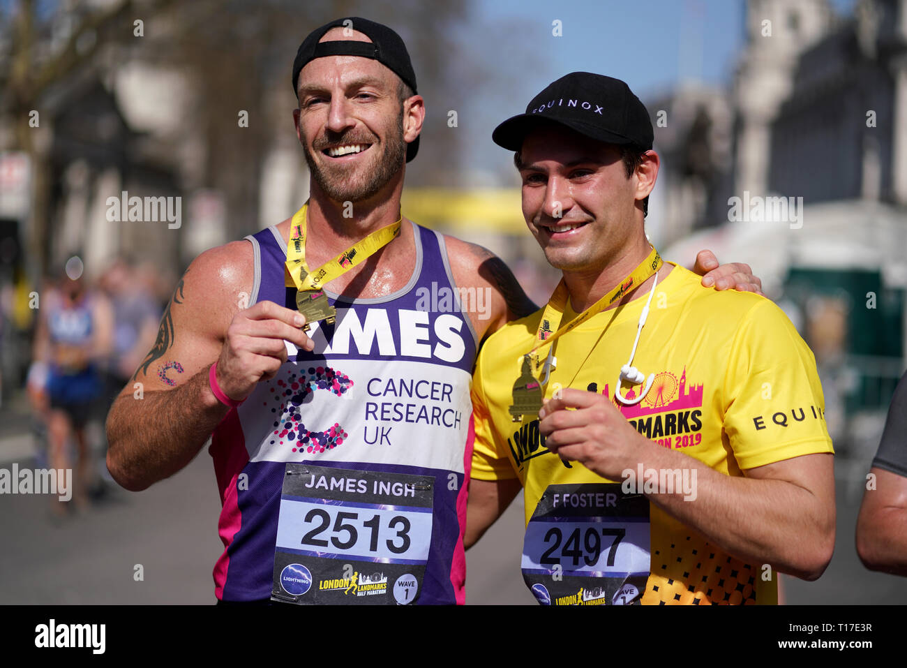 James Ingh und Frankie Foster pose mit Medaillen nach 2019 Wahrzeichen Londons Halbmarathon. Stockfoto