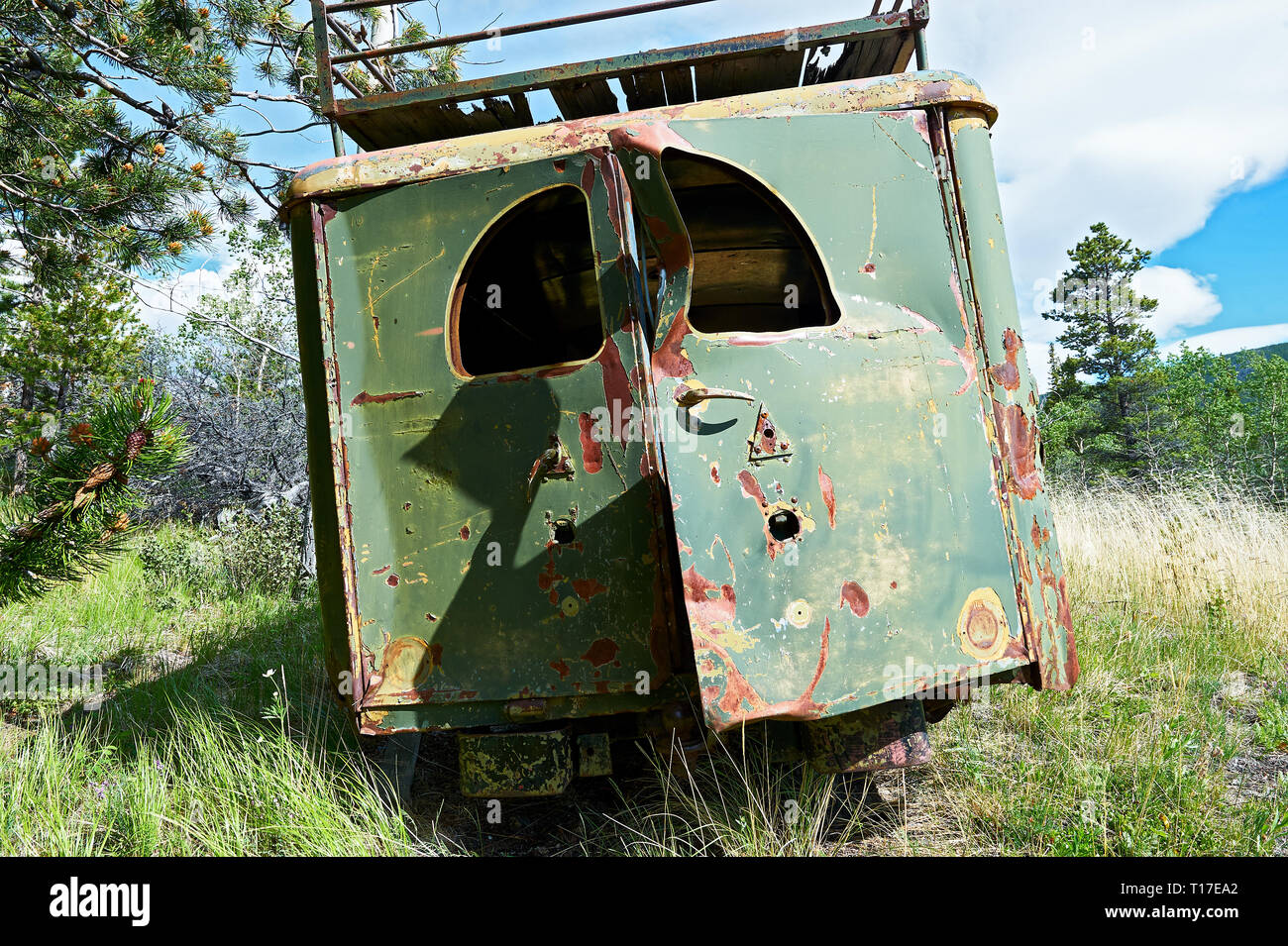 Rückansicht eines vermutlich Antike zerstörten militärischen van in den gebirgigen Wald in der Nähe der Chilco River in British Columbia, Kanada gefunden Stockfoto