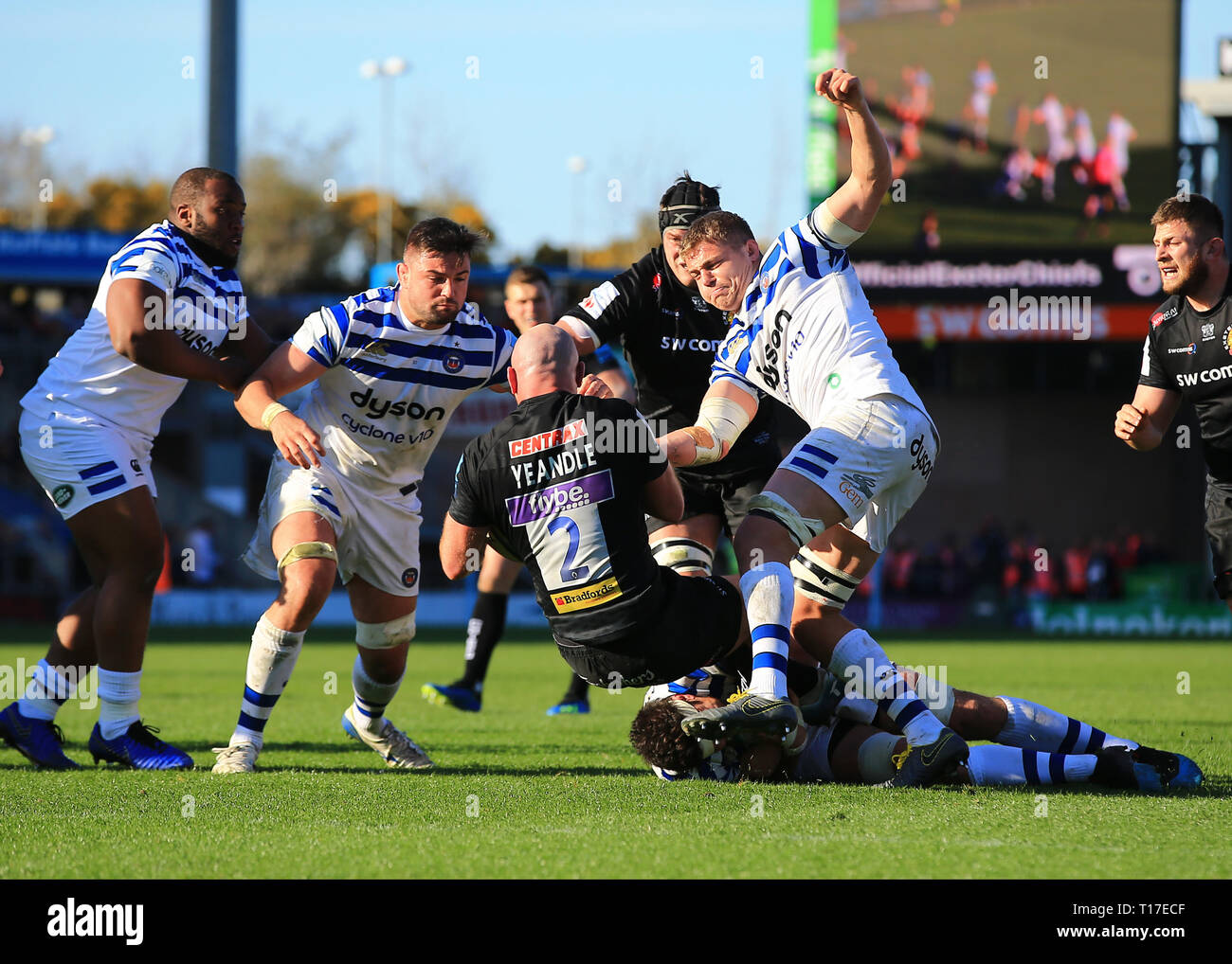 Exeter Chiefs' Jack Yeandle wird von der Badewanne Tom Ellis während der gallagher Premiership Match am sandigen Park, Exeter in Angriff genommen. Stockfoto