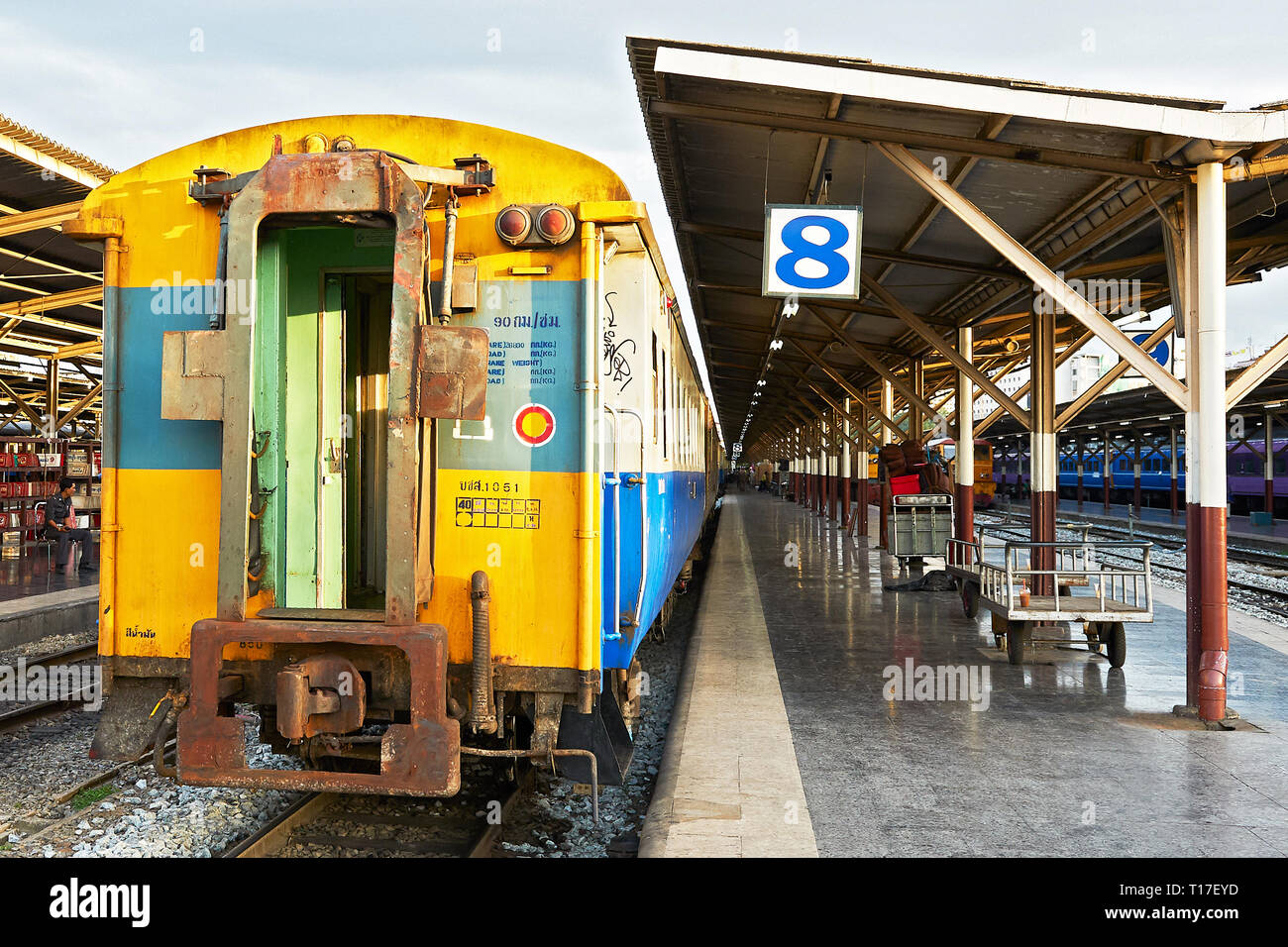 Hualamphong Hauptbahnhof in Bangkok, Thailand - 15. Juni 2011: Rückansicht eines bunten Zug stehend an einer leeren Plattform Nummer 8 Stockfoto