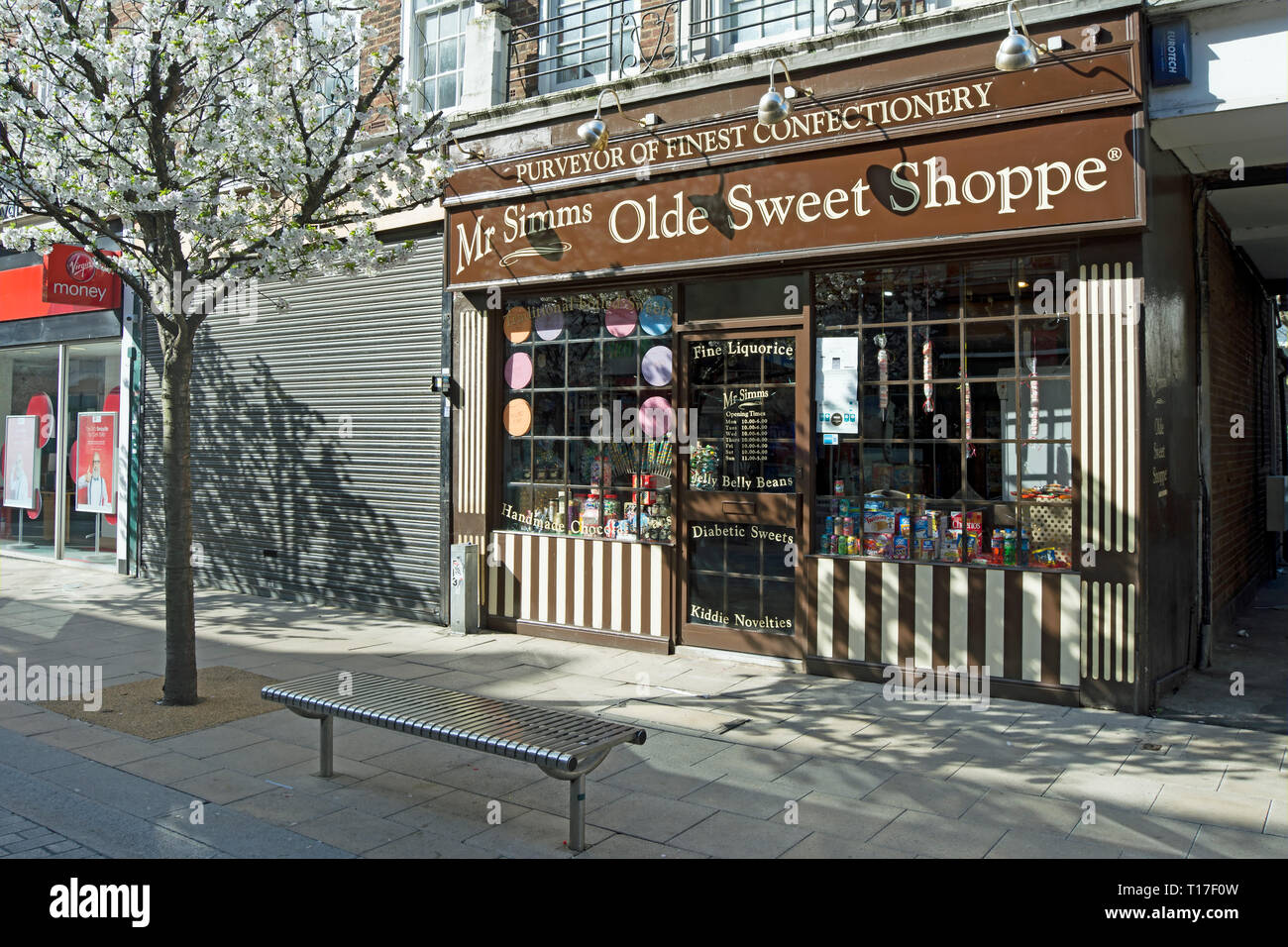 Herr simms Olde sweet Shoppe, Verkauf von Süßigkeiten und Süßwaren in Kingston upon Thames, Surrey, England Stockfoto