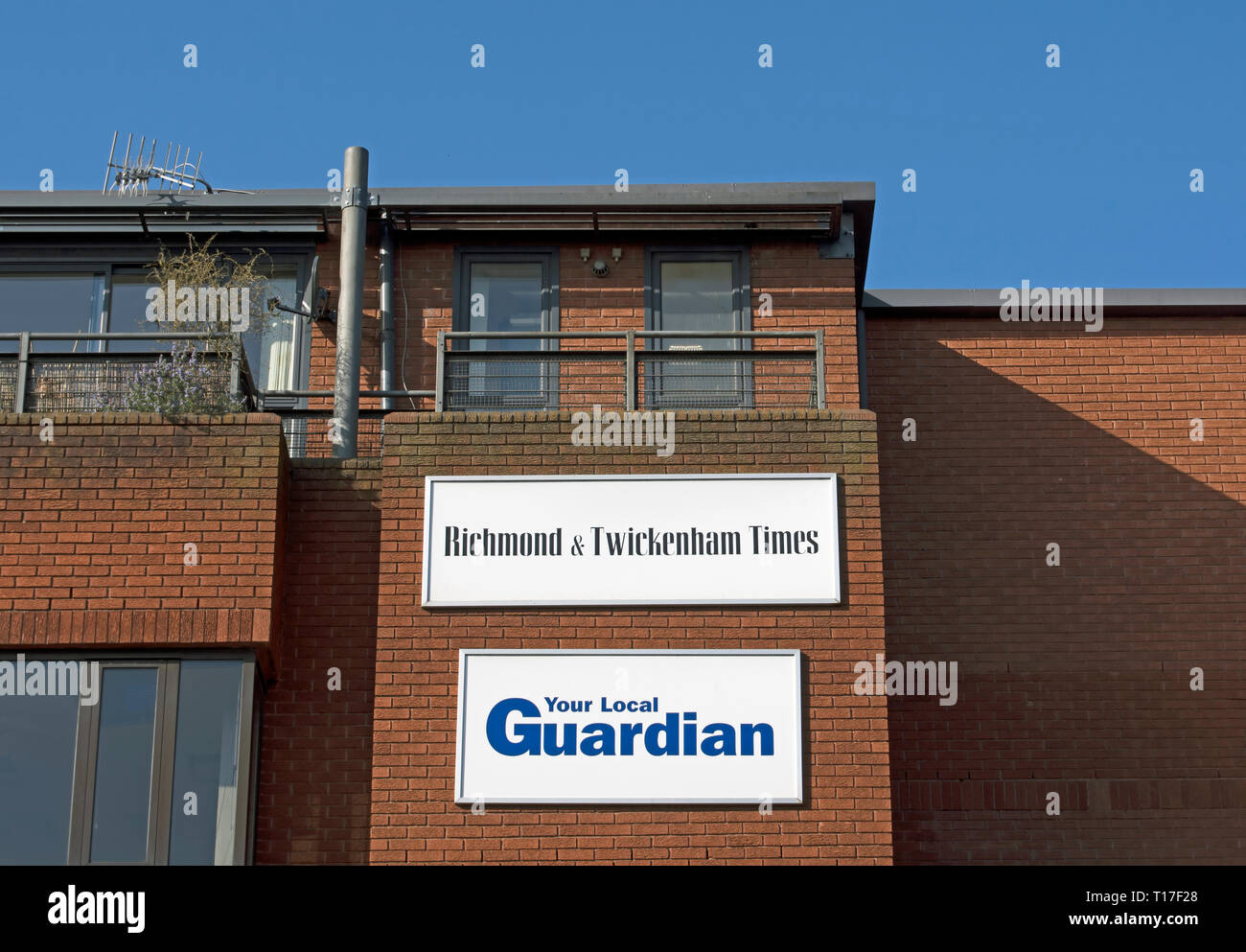 Anzeichen für die Richmond und Twickenham Zeiten und Ihrem lokalen Wächter, auf der Außenwand der Zeitung Büros in Twickenham, Middlesex, England Stockfoto