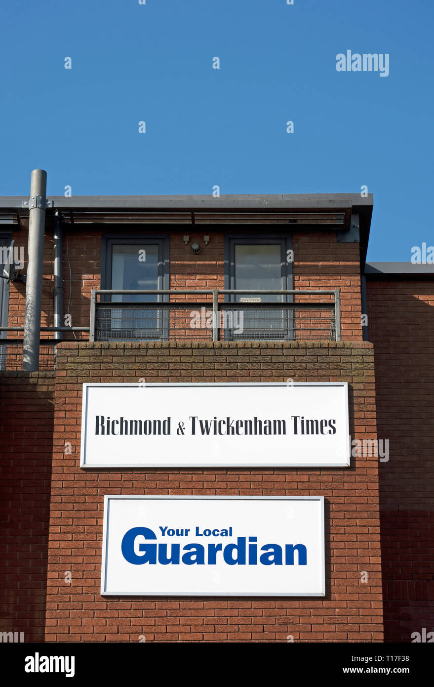 Anzeichen für die Richmond und Twickenham Zeiten und Ihrem lokalen Wächter, auf der Außenwand der Zeitung Büros in Twickenham, Middlesex, England Stockfoto