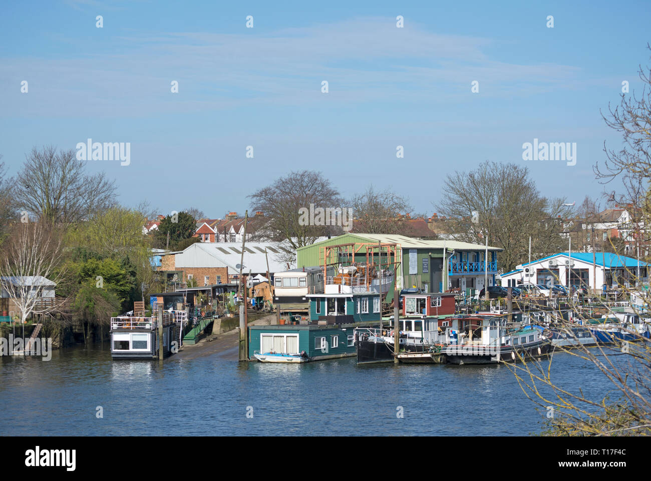 Hausboote und Workshops der Swan Island, auf der Themse in Twickenham, Middlesex, England Stockfoto