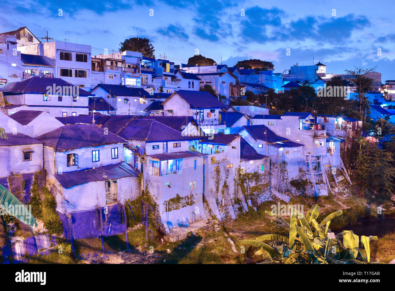 Panoramablick auf das Dorf mit alten Häusern in blauer Farbe lackiert, Malang City, Insel Java, Indonesien Stockfoto