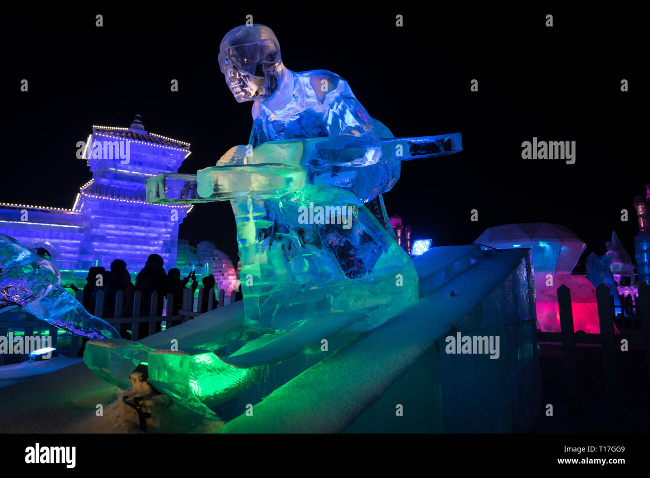 Skifahrer eisskulptur am Internationalen Schnee und Eis Festival, das jeden Winter in Harbin, China gehalten wird Stockfoto