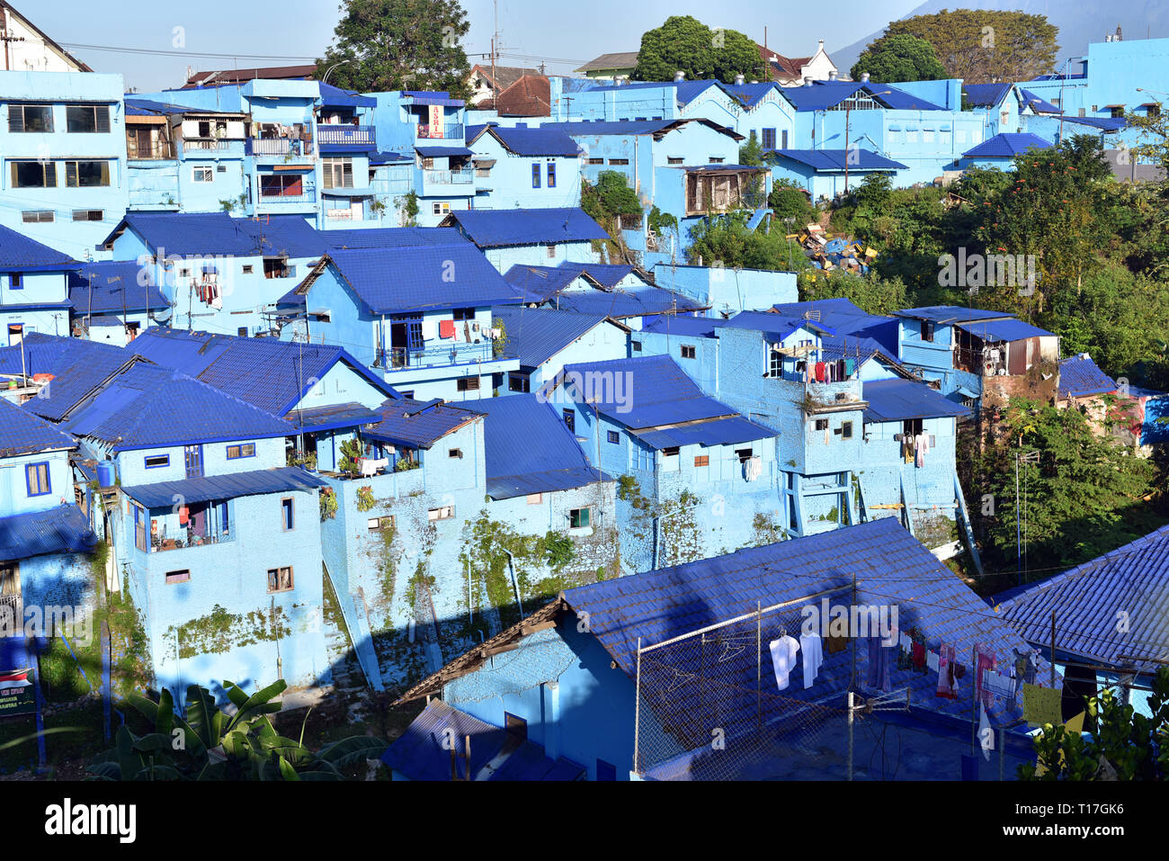 Panoramablick auf das Dorf mit alten Häusern in blauer Farbe lackiert, Malang City, Insel Java, Indonesien Stockfoto