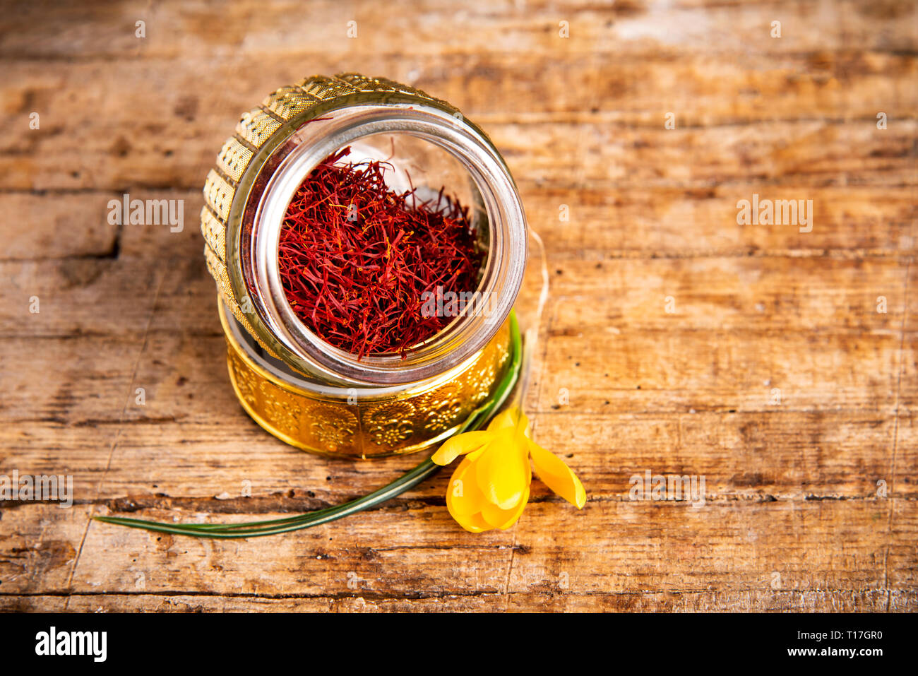 Safran Blume und Spice Tee Ernte in einem traditionellen Box Stockfoto