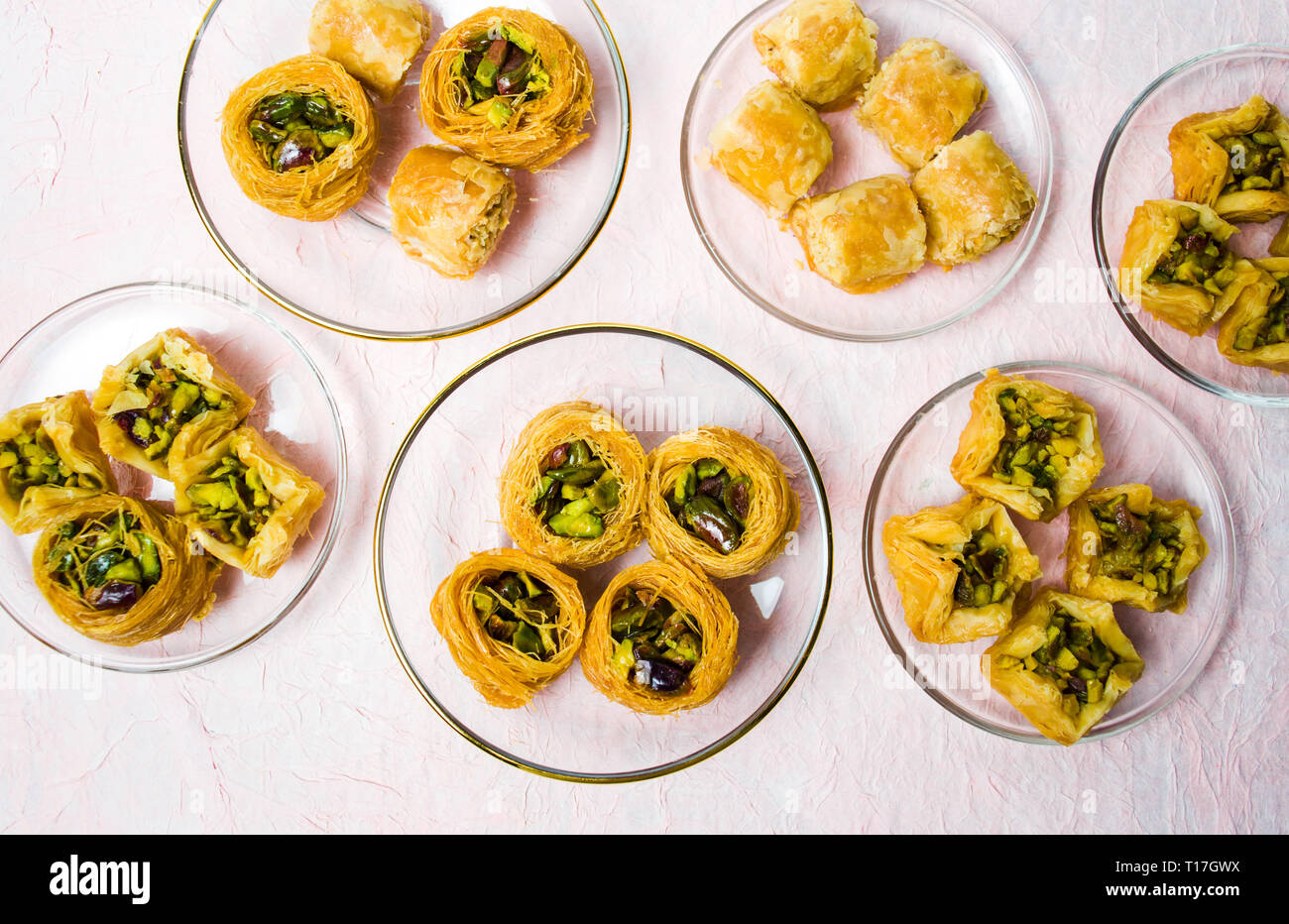 Verschiedene arabische Desserts auf Platten Draufsicht Stockfoto